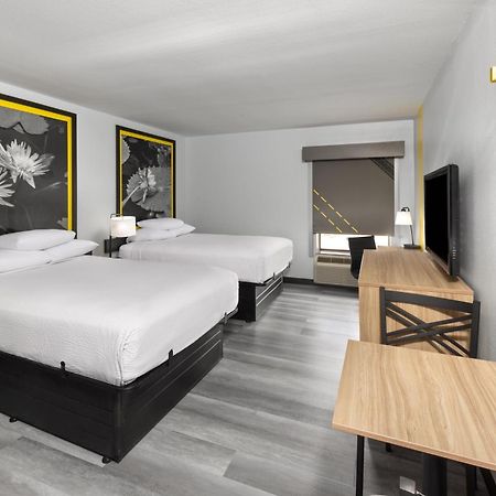 Super 8 By Wyndham Alexandria La Hotel Екстериор снимка