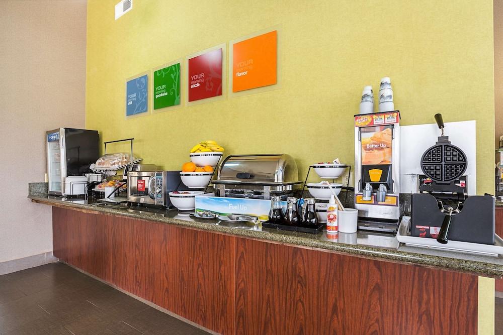 Super 8 By Wyndham Alexandria La Hotel Екстериор снимка
