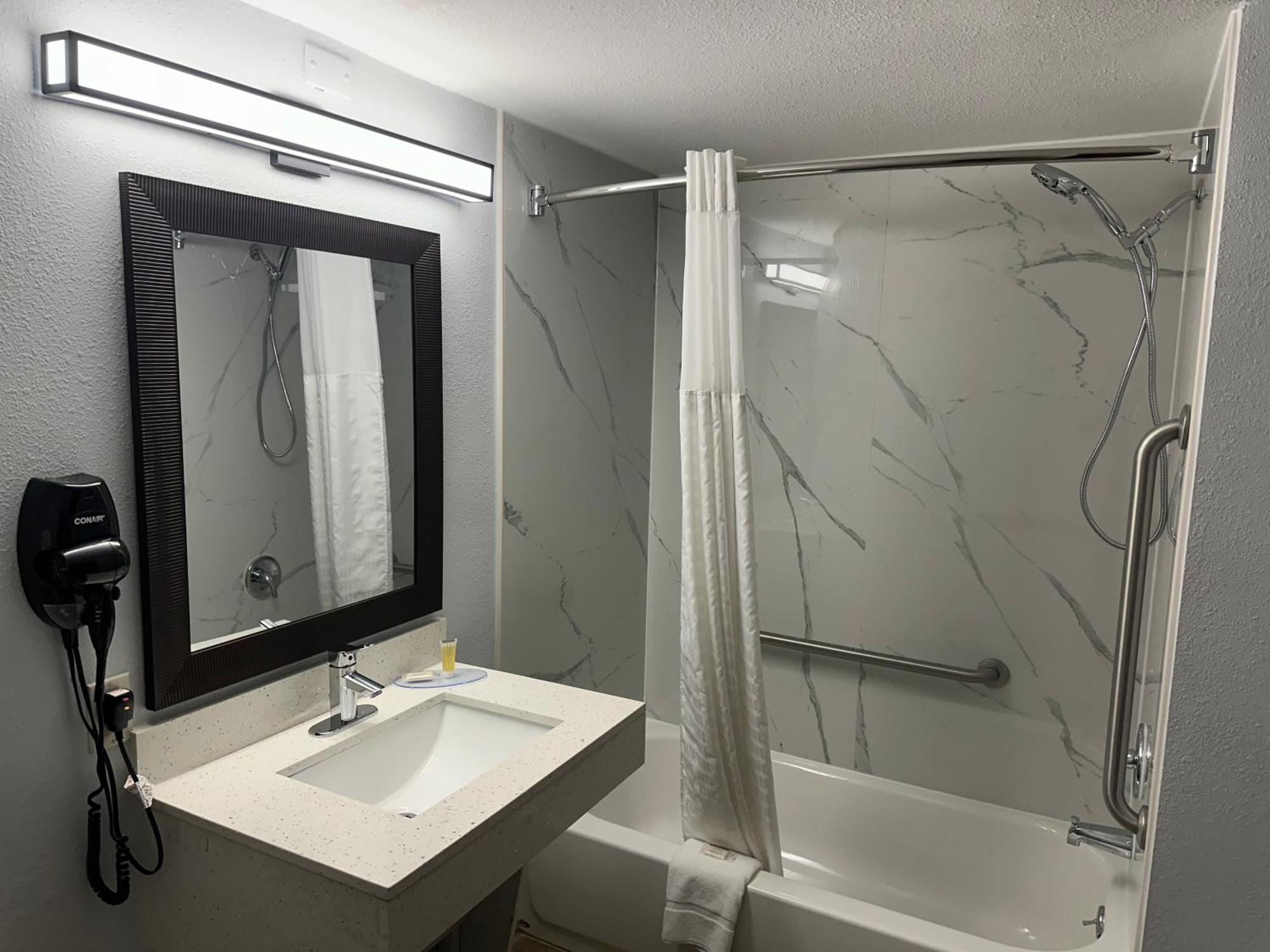 Super 8 By Wyndham Alexandria La Hotel Екстериор снимка
