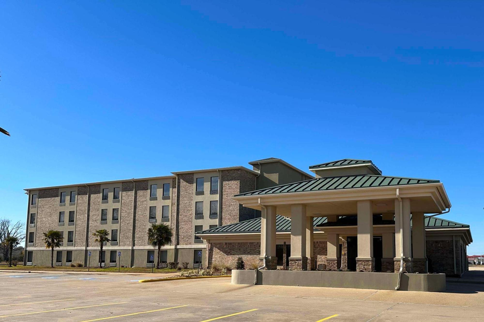 Super 8 By Wyndham Alexandria La Hotel Екстериор снимка