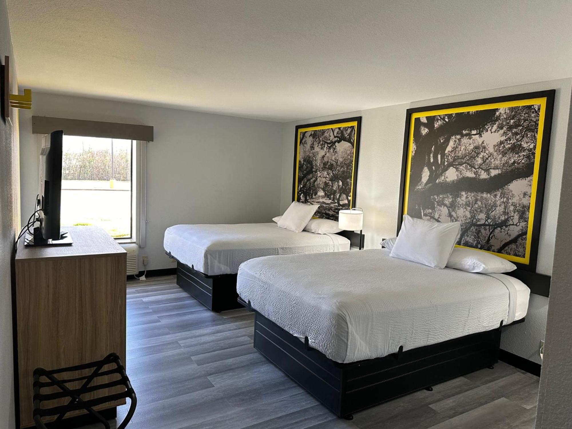 Super 8 By Wyndham Alexandria La Hotel Екстериор снимка