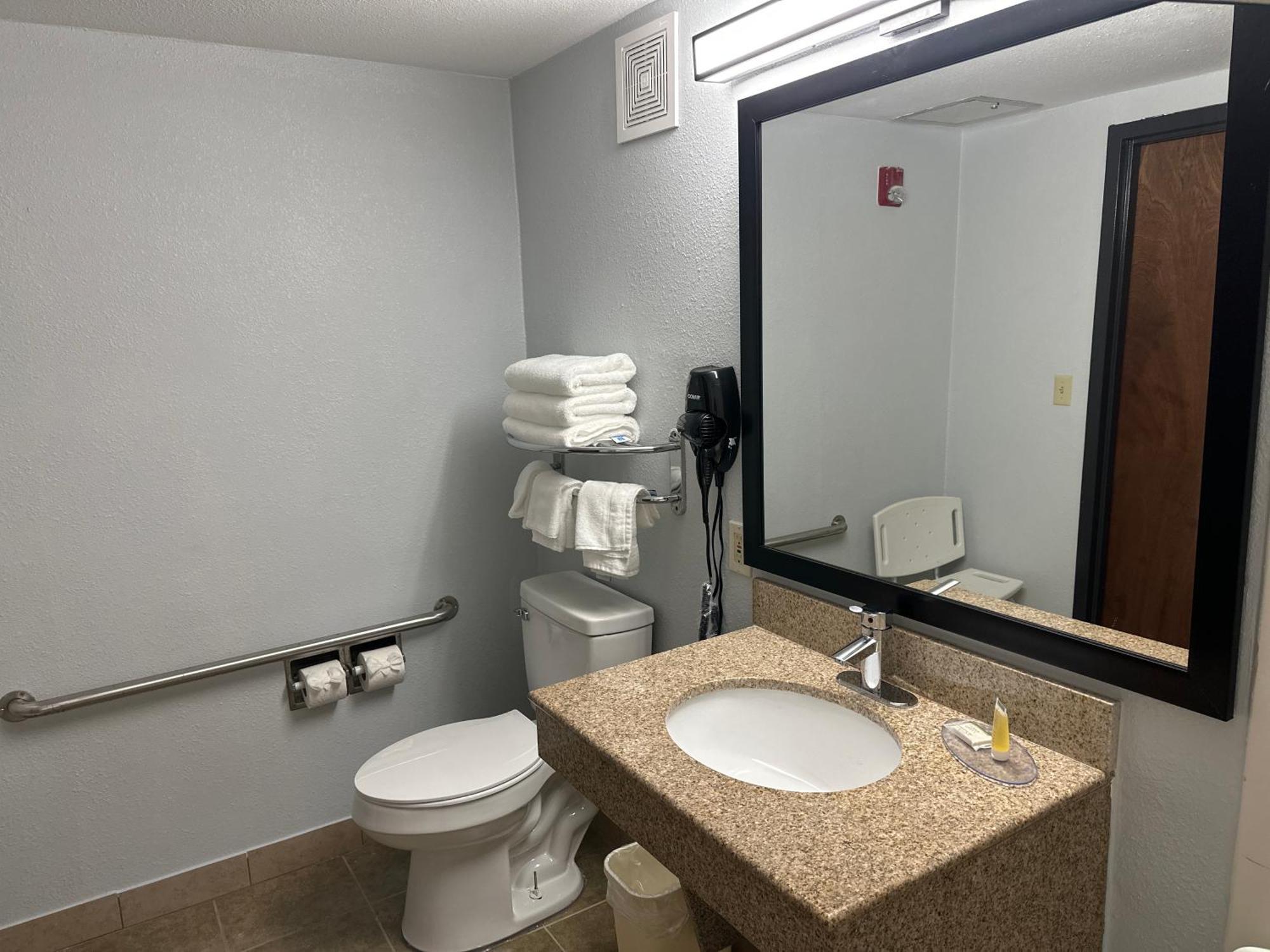 Super 8 By Wyndham Alexandria La Hotel Екстериор снимка