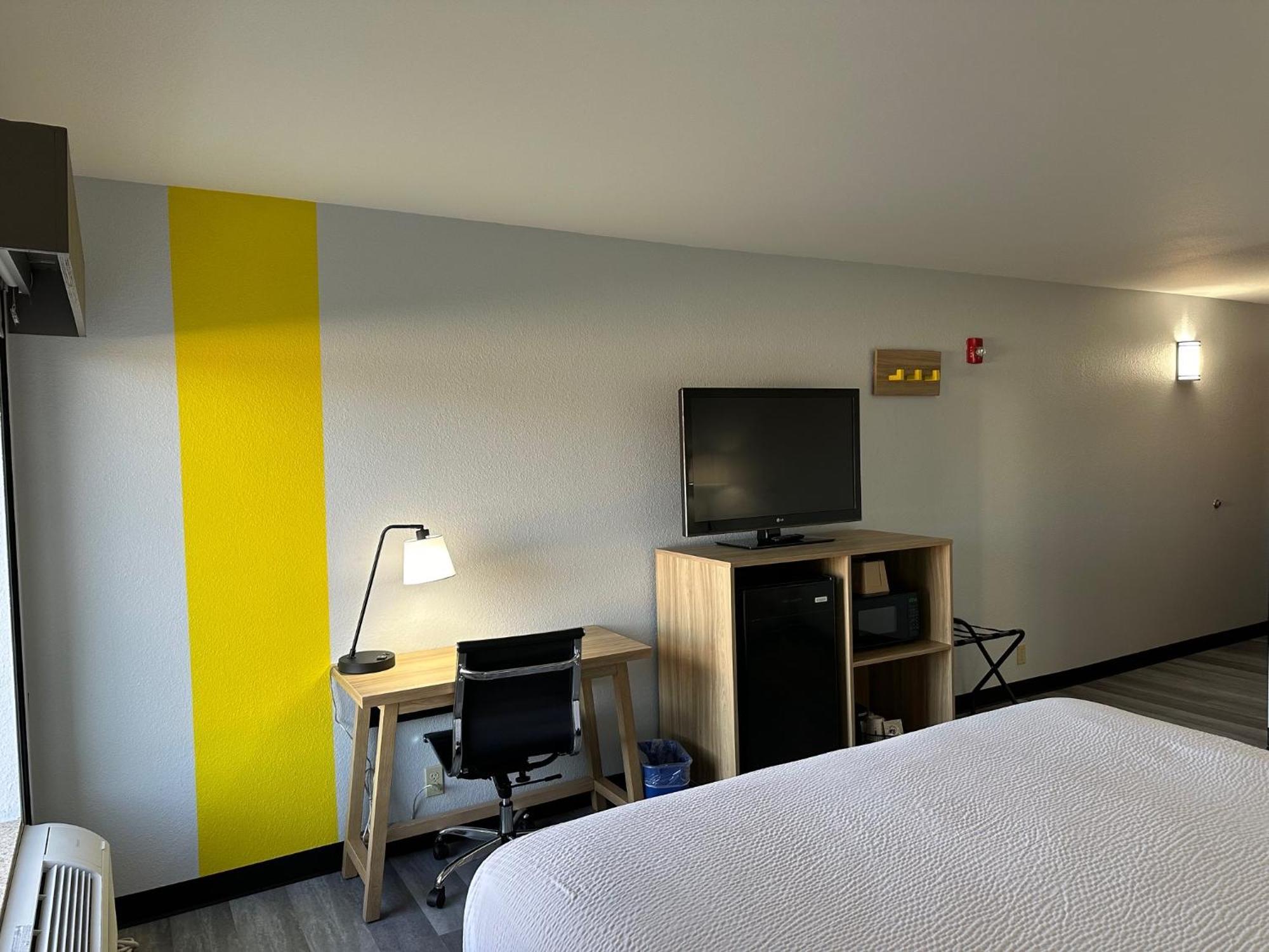Super 8 By Wyndham Alexandria La Hotel Екстериор снимка