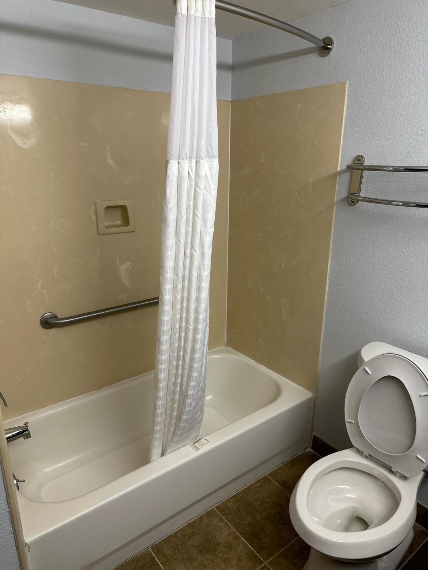 Super 8 By Wyndham Alexandria La Hotel Екстериор снимка