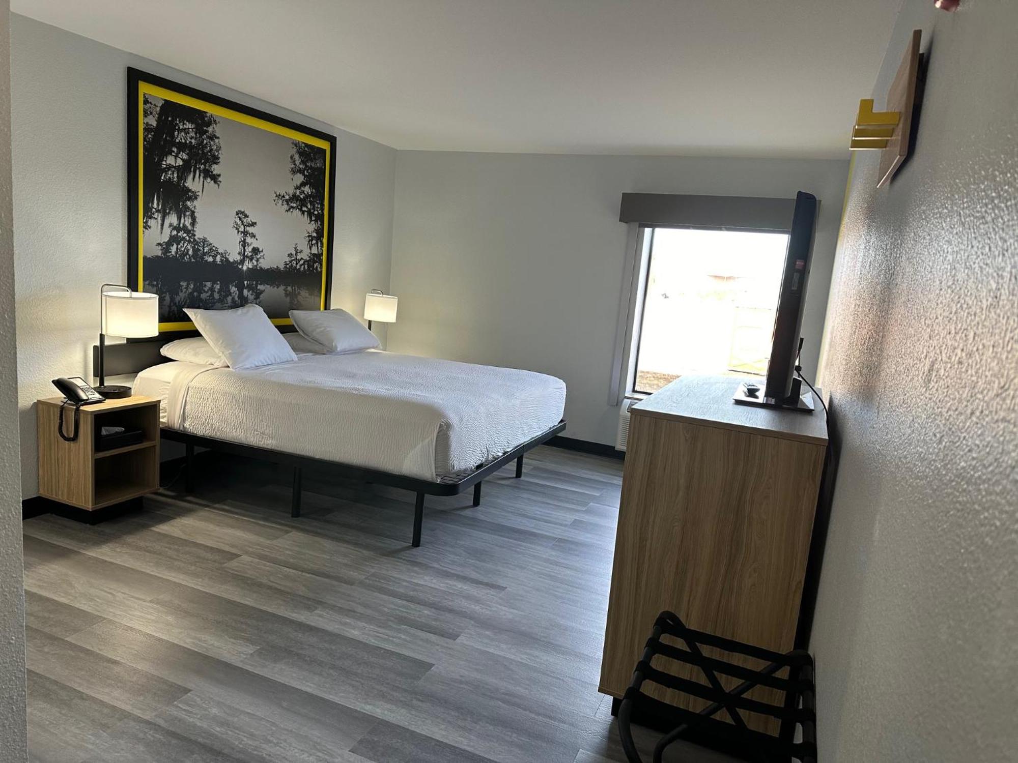 Super 8 By Wyndham Alexandria La Hotel Екстериор снимка