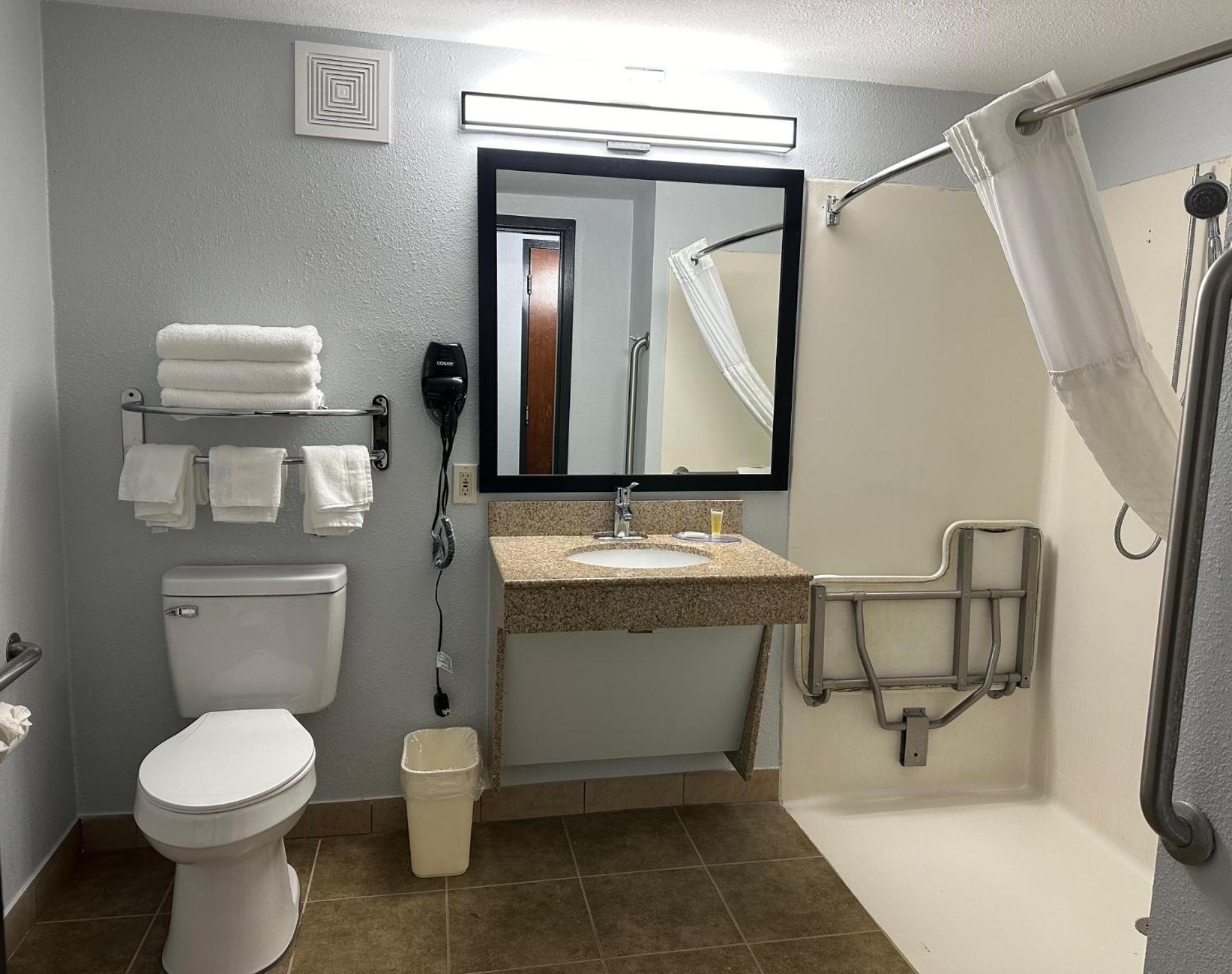 Super 8 By Wyndham Alexandria La Hotel Екстериор снимка