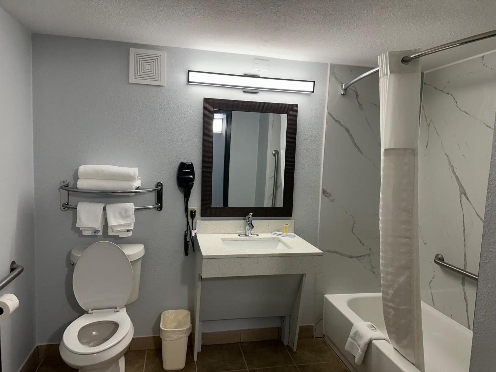 Super 8 By Wyndham Alexandria La Hotel Екстериор снимка