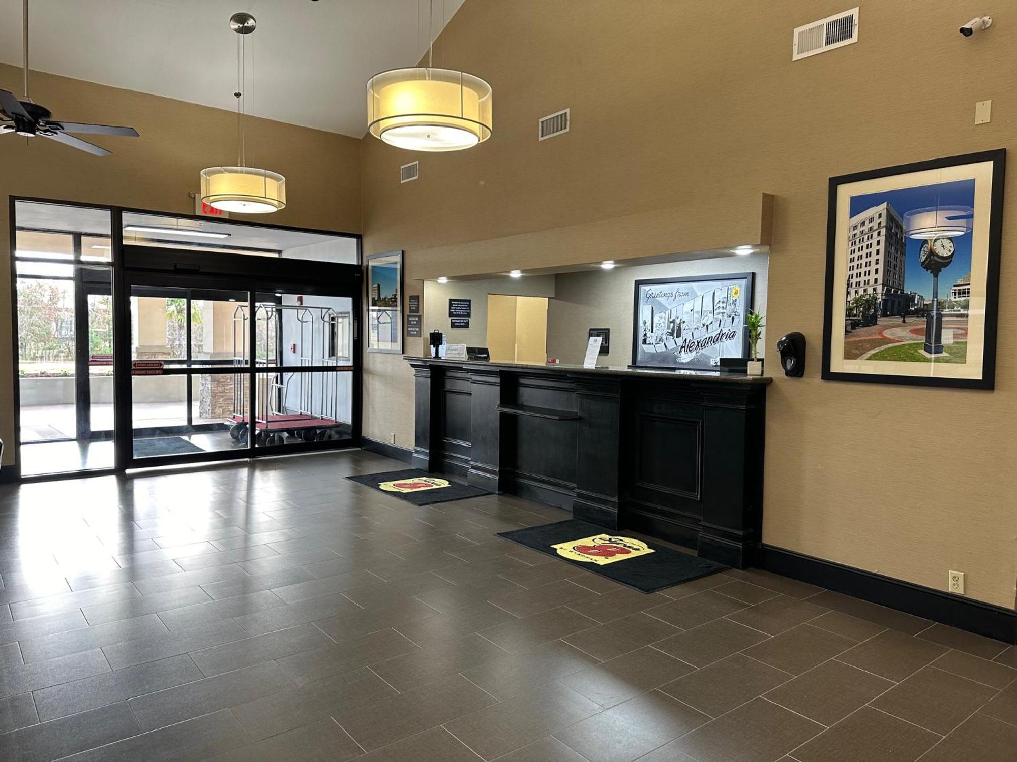 Super 8 By Wyndham Alexandria La Hotel Екстериор снимка
