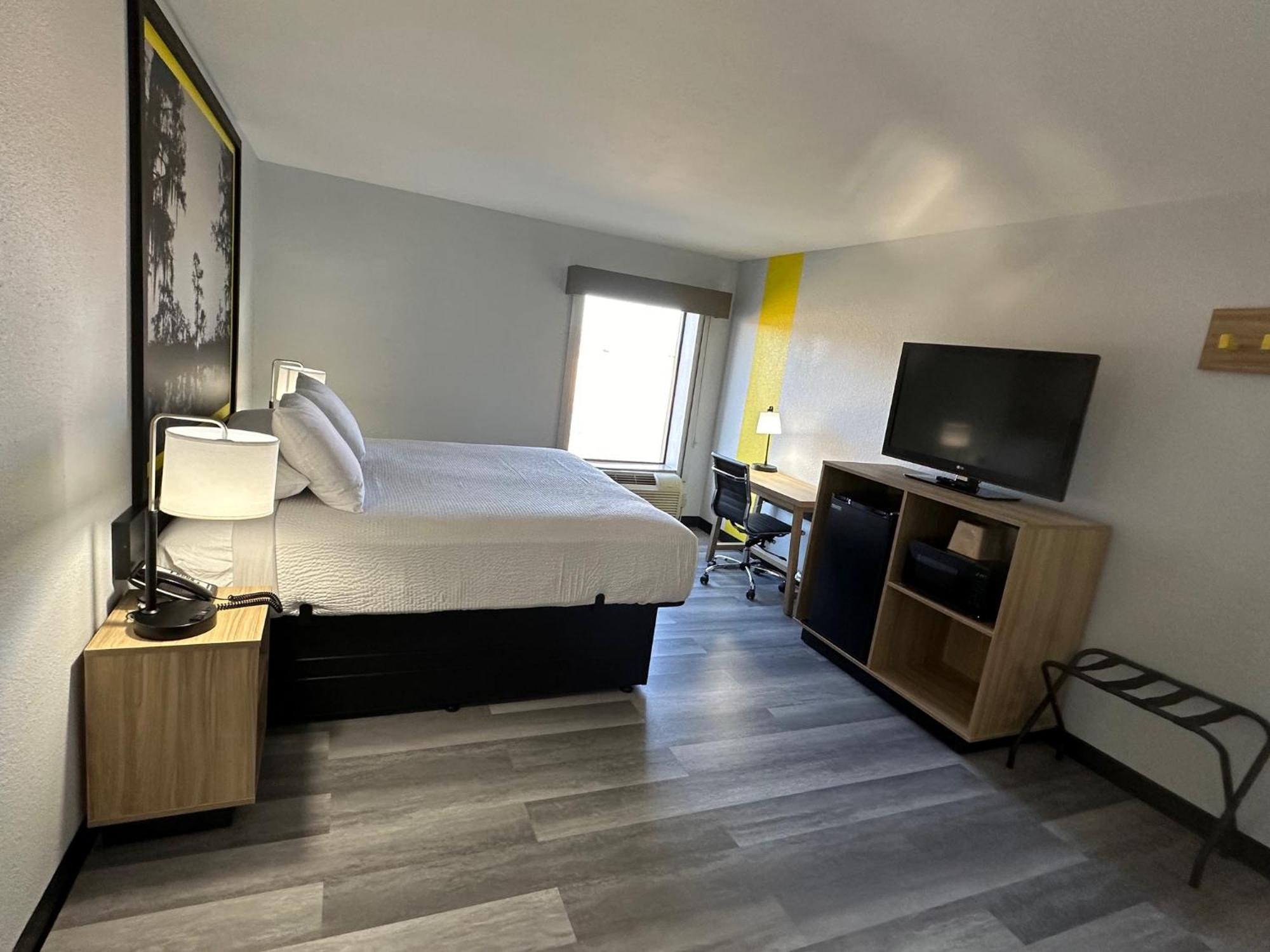 Super 8 By Wyndham Alexandria La Hotel Екстериор снимка