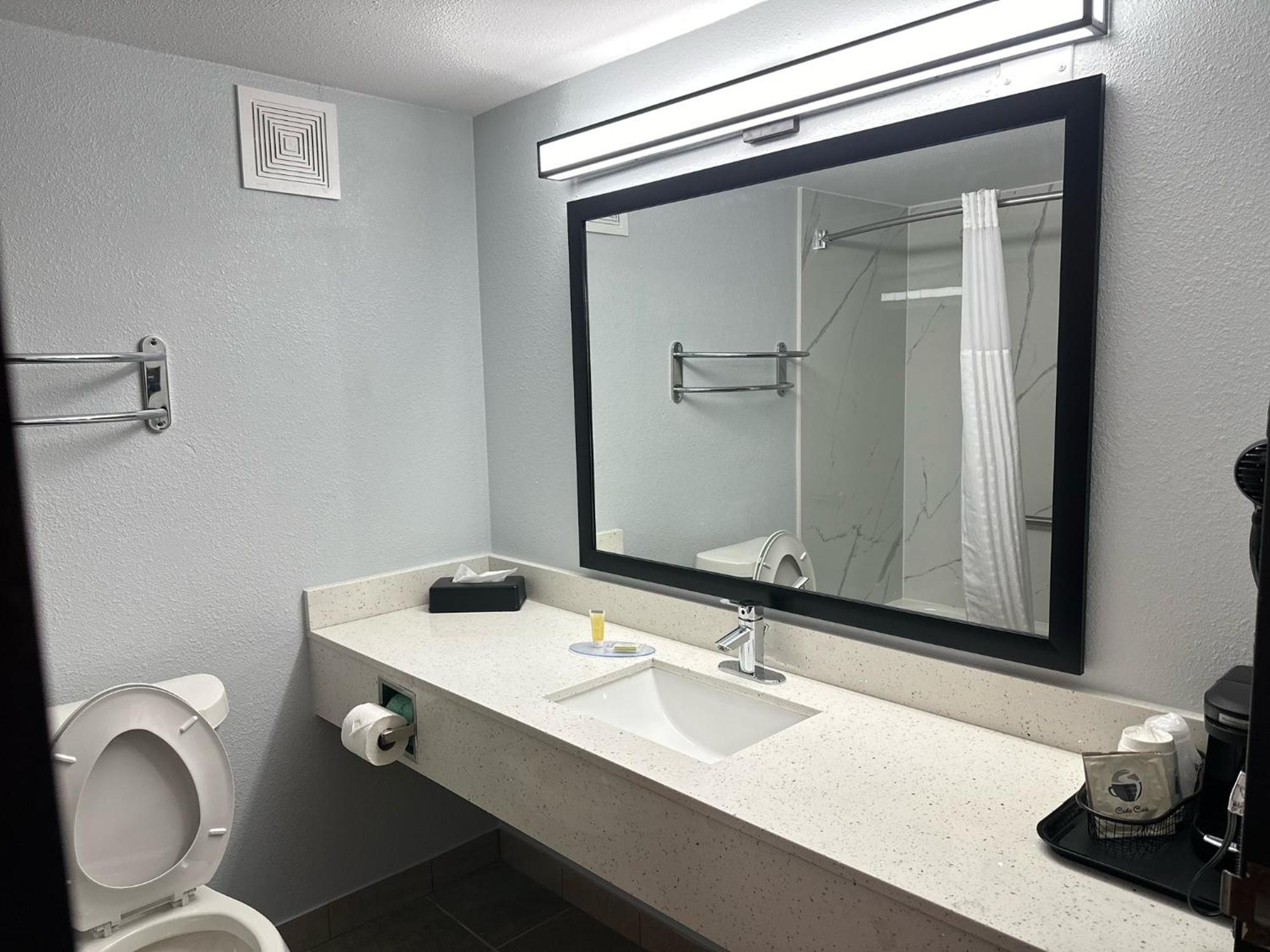 Super 8 By Wyndham Alexandria La Hotel Екстериор снимка