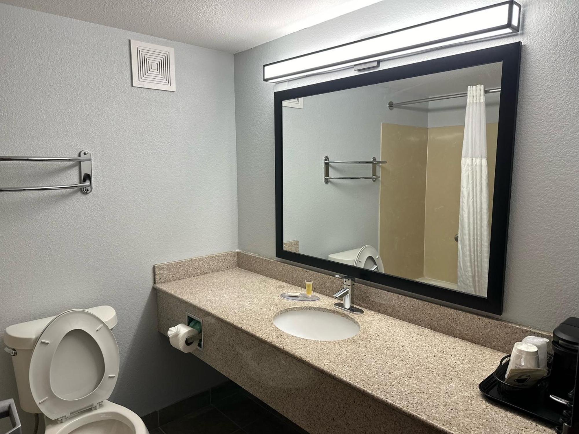 Super 8 By Wyndham Alexandria La Hotel Екстериор снимка