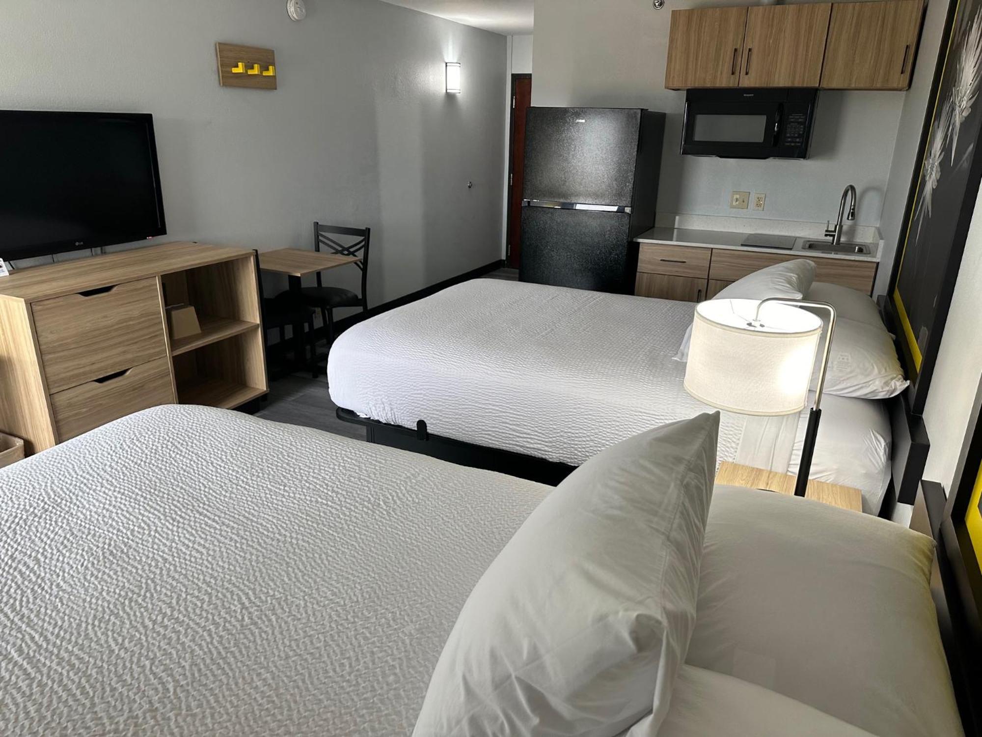 Super 8 By Wyndham Alexandria La Hotel Екстериор снимка