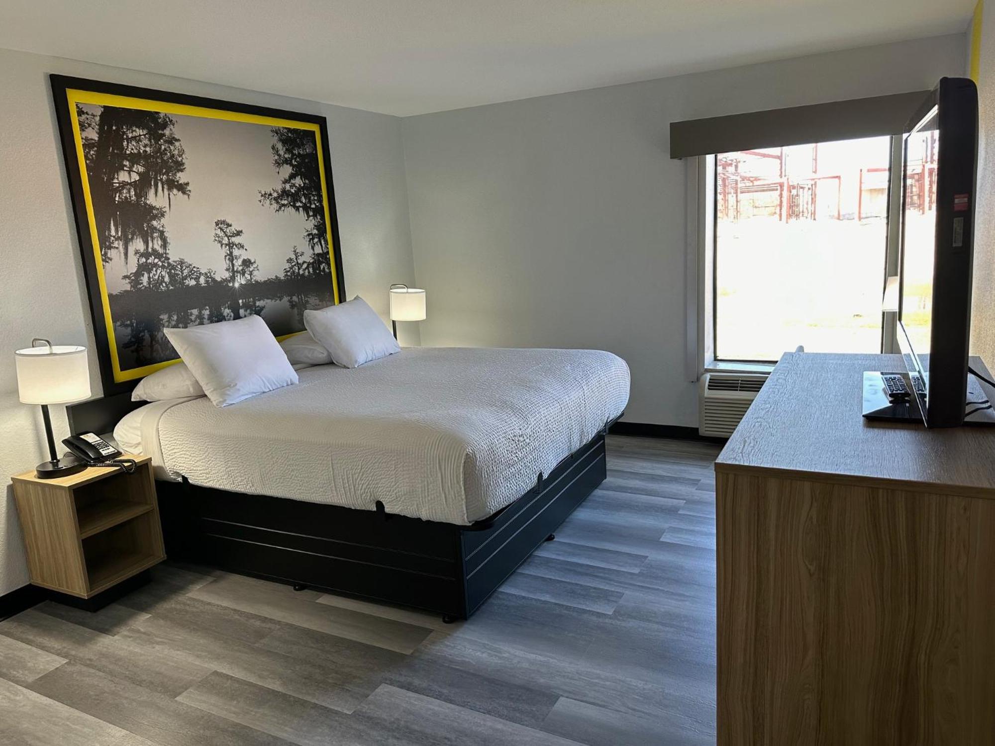 Super 8 By Wyndham Alexandria La Hotel Екстериор снимка