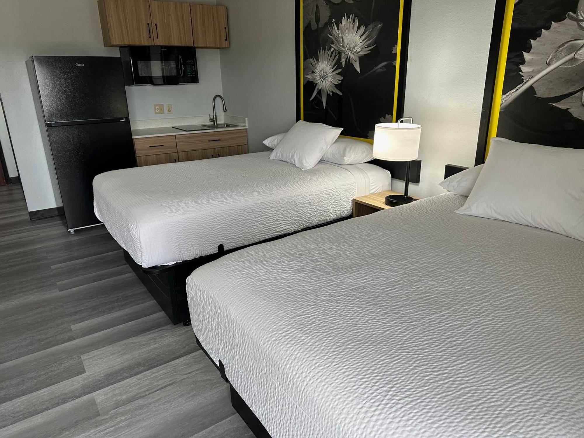 Super 8 By Wyndham Alexandria La Hotel Екстериор снимка