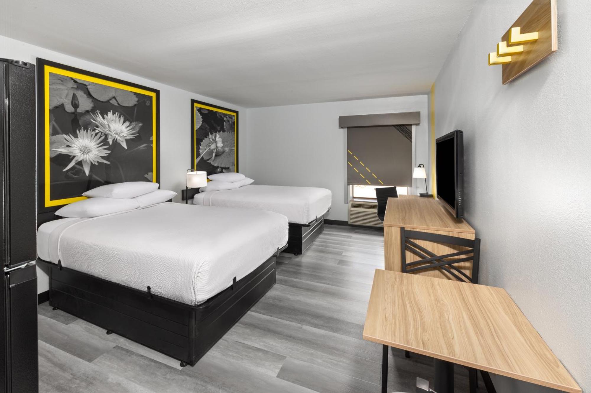 Super 8 By Wyndham Alexandria La Hotel Екстериор снимка