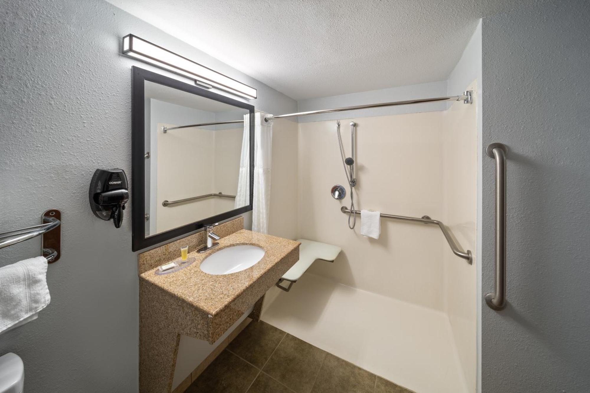 Super 8 By Wyndham Alexandria La Hotel Екстериор снимка