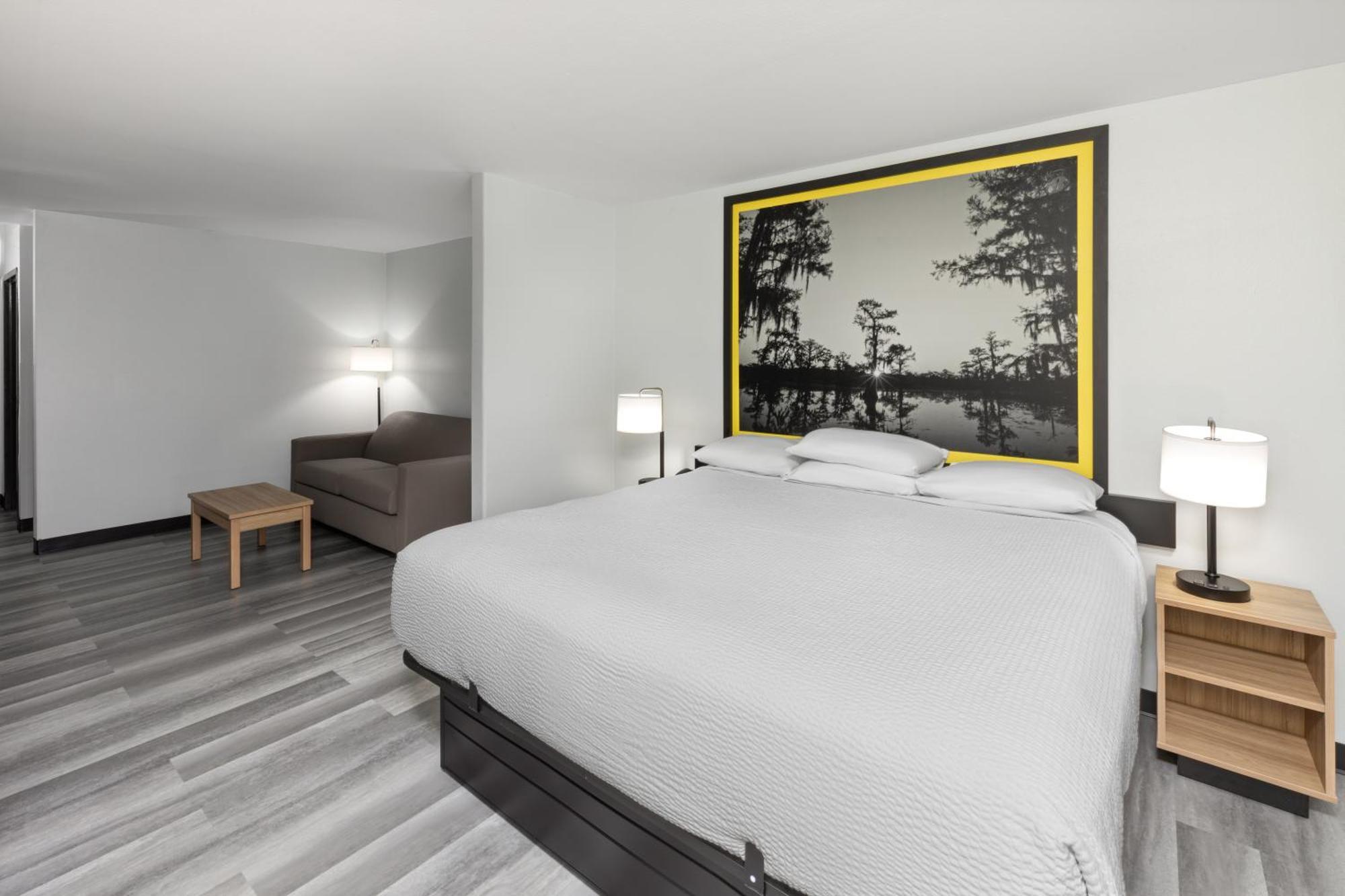 Super 8 By Wyndham Alexandria La Hotel Екстериор снимка