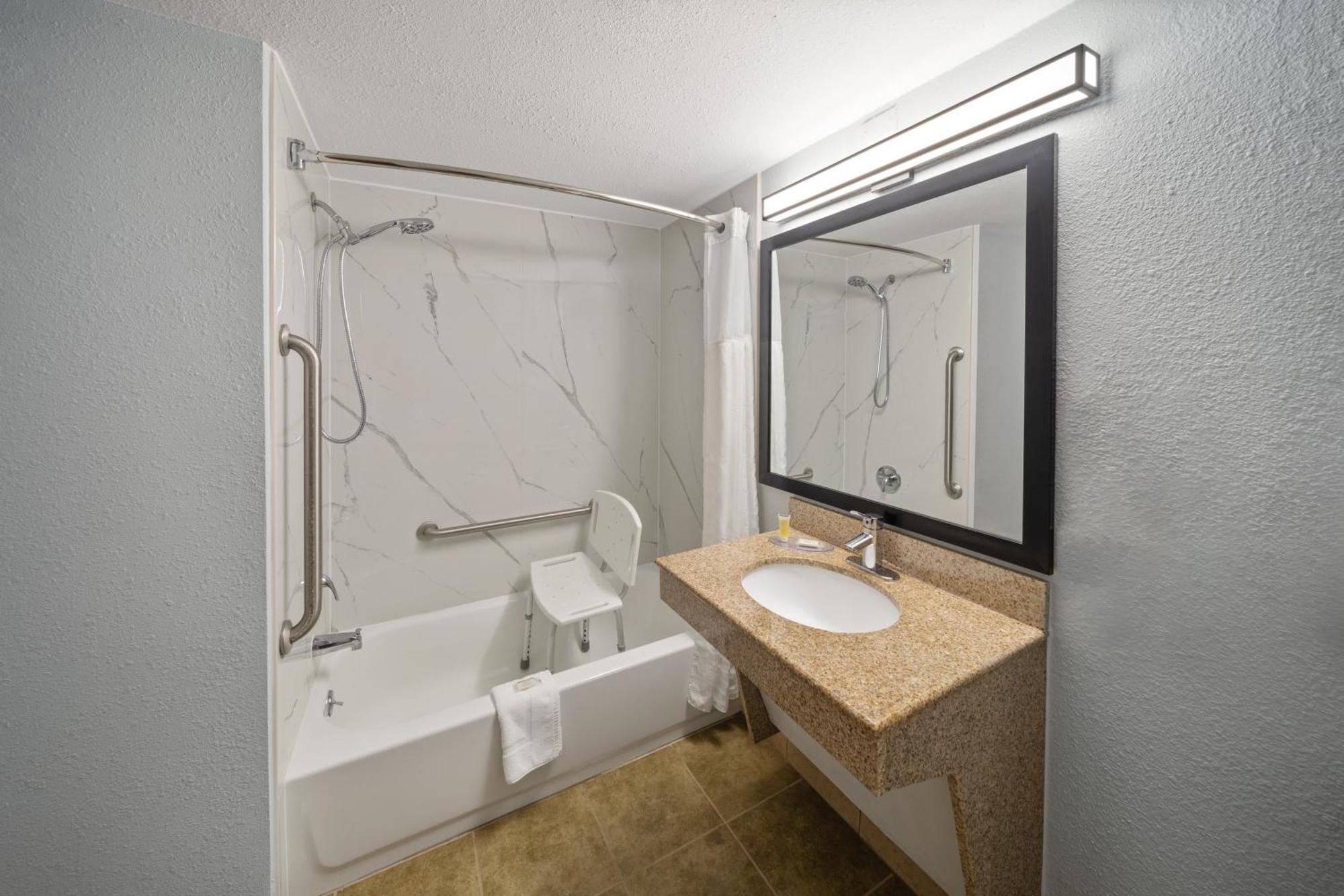 Super 8 By Wyndham Alexandria La Hotel Екстериор снимка